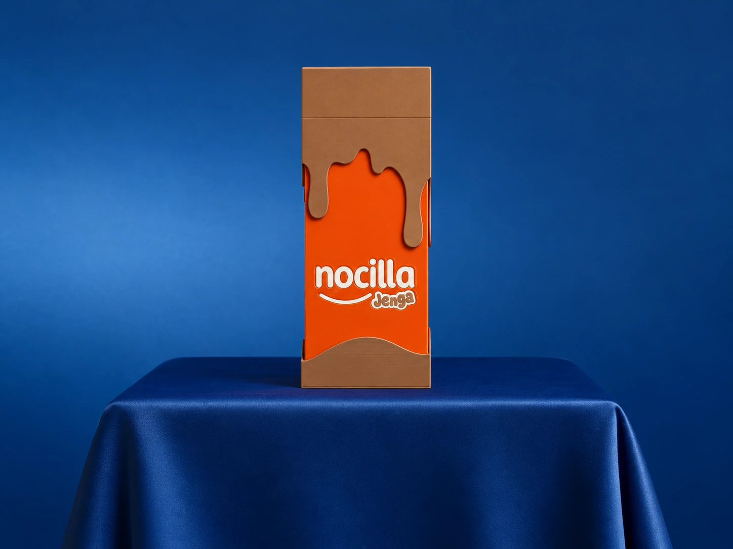 Caja del Jenga de Nocilla sobre una mesa azul