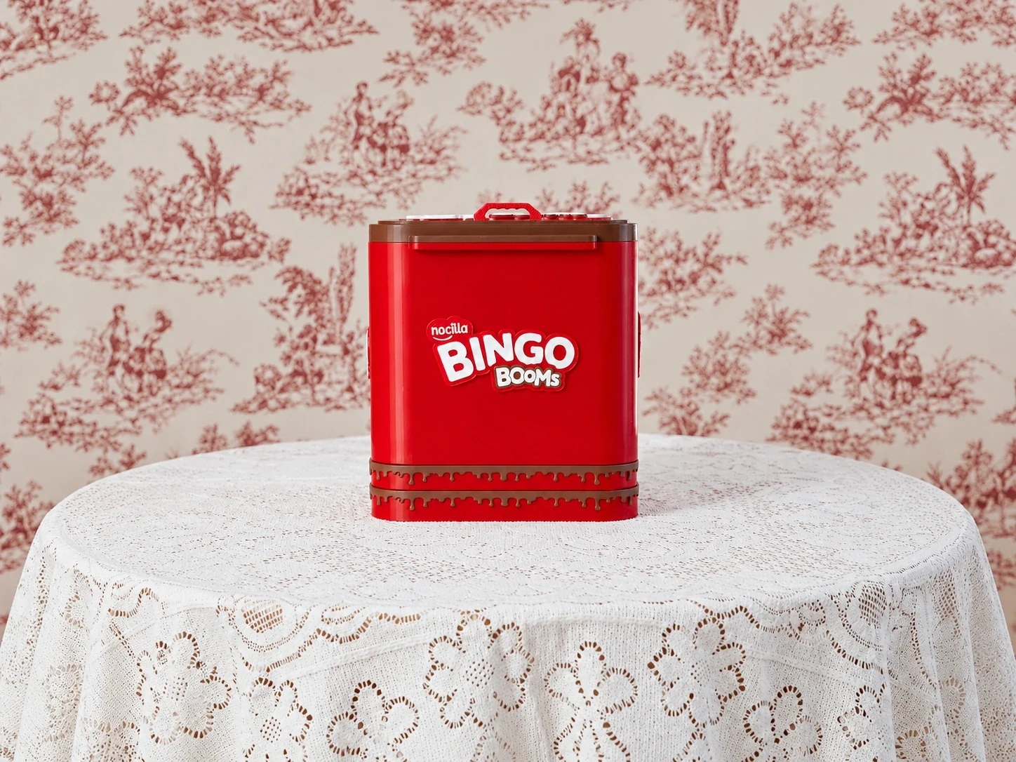 Caja roja del Bingo Booms de Nocilla sobre un mantel blanco
