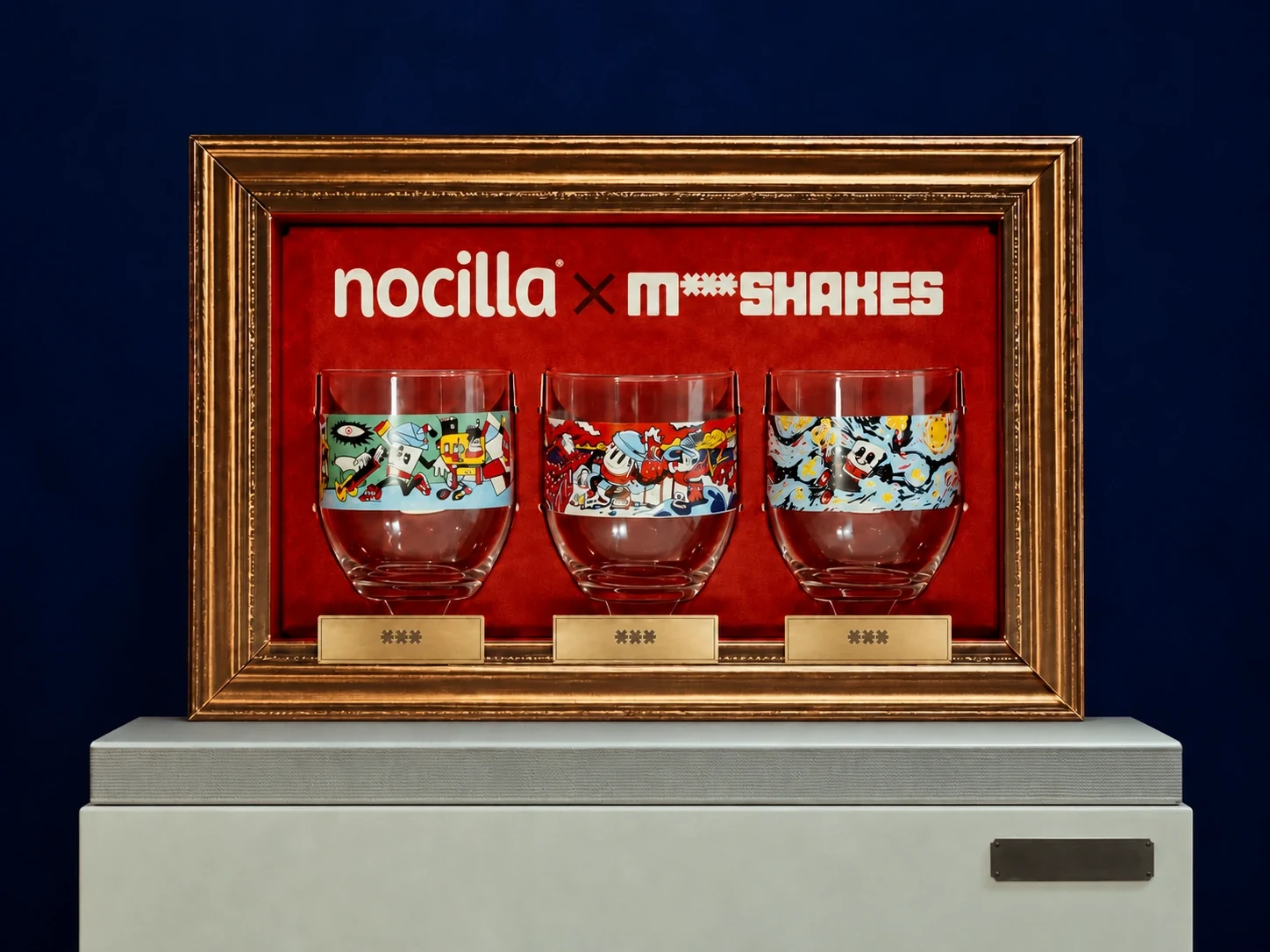 Los vasos de Nocilla y MLFSHKS expuestos en un marco de museo